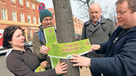 Entbehrlich. Mitglieder der Potsdamer SVV-Fraktion „Die Anderen“ markieren Bäume am Bassinplatz, die nach neuer Satzung nicht mehr geschützt sind. Rechts ist Geschäftsführer Lutz Boede zu sehen, links die Fraktionsvorsitzende Christine Anlauff.