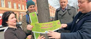 Entbehrlich. Mitglieder der Potsdamer SVV-Fraktion „Die Anderen“ markieren Bäume am Bassinplatz, die nach neuer Satzung nicht mehr geschützt sind. Rechts ist Geschäftsführer Lutz Boede zu sehen, links die Fraktionsvorsitzende Christine Anlauff.