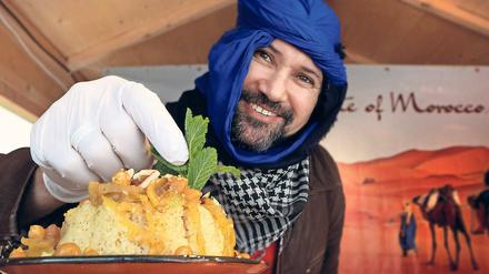 Kosten erwünscht. Couscous-Salat von Mustafa am Stand „1001 Nacht“.