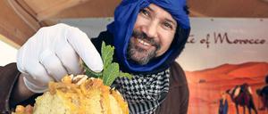 Kosten erwünscht. Couscous-Salat von Mustafa am Stand „1001 Nacht“.