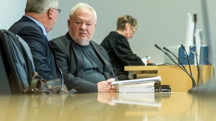 Ex-Hotelier Axel Hilpert (M) mit seinem Anwalt Matthias Schöneburg vor dem Prozessauftakt im Landgericht Frankfurt (Oder).