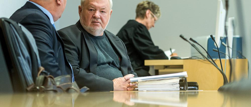 Ex-Hotelier Axel Hilpert (M) mit seinem Anwalt Matthias Schöneburg vor dem Prozessauftakt im Landgericht Frankfurt (Oder).