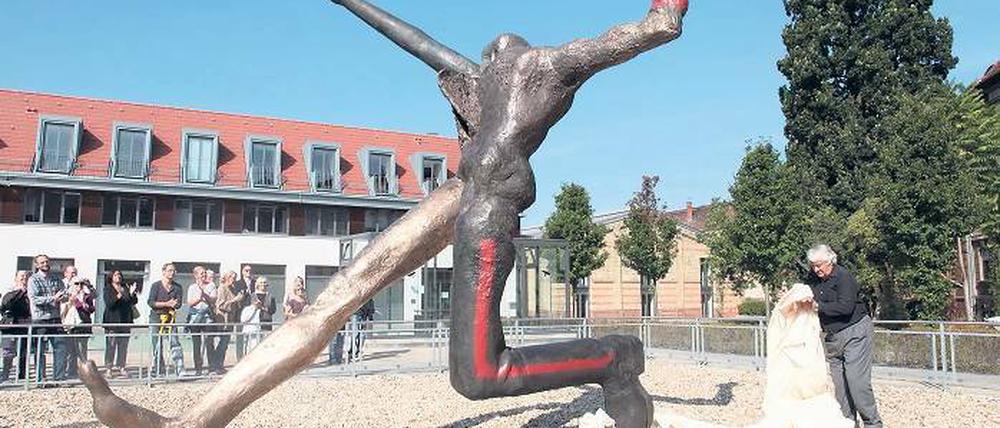 Die Hüllen sind gefallen. Kunstsammler Hasso Plattner rollt das Verhüllungstuch zusammen. Nun kann der Jahrhundertschritt seinen Lauf nehmen.