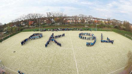 Ein „PK94“ aus den Mitgliedern geformt. Der 1994 gegründete Fußballclub Potsdamer Kickers veranstaltete am Mittwoch eine Fotoaktion auf dem in die Jahre gekommenen und kleinen Kunstrasenplatz an der Kirschallee. Die Kickers wünschen sich eine zusätzliche neue Anlage inklusive eigenem Funktionsgebäude.