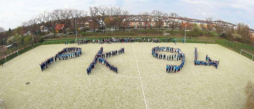 Ein „PK94“ aus den Mitgliedern geformt. Der 1994 gegründete Fußballclub Potsdamer Kickers veranstaltete am Mittwoch eine Fotoaktion auf dem in die Jahre gekommenen und kleinen Kunstrasenplatz an der Kirschallee. Die Kickers wünschen sich eine zusätzliche neue Anlage inklusive eigenem Funktionsgebäude.