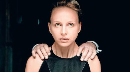 Neuer Job, neues Glück? Ina Roth (Petra Schmidt-Schaller), Mitarbeiterin einer Sicherheitsfirma, bemerkt zuerst gar nicht, wie sie gelenkt wird.