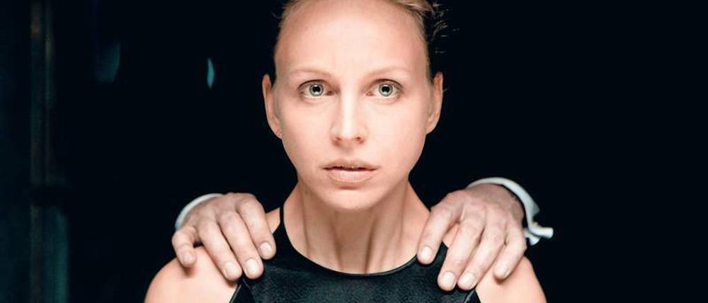 Neuer Job, neues Glück? Ina Roth (Petra Schmidt-Schaller), Mitarbeiterin einer Sicherheitsfirma, bemerkt zuerst gar nicht, wie sie gelenkt wird.