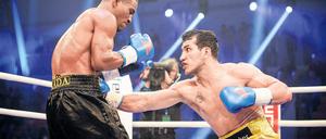 Das tat weh. Zwei dieser harten Körpertreffer durch Jack Culcay (r.) gegen Jean Carlos Prada führten schließlich zum technischen Knockout. Nach der neunten Runde gab der Boxer aus Venezuela vor 2600 Zuschauern in der Potsdamer MBS-Arena auf.