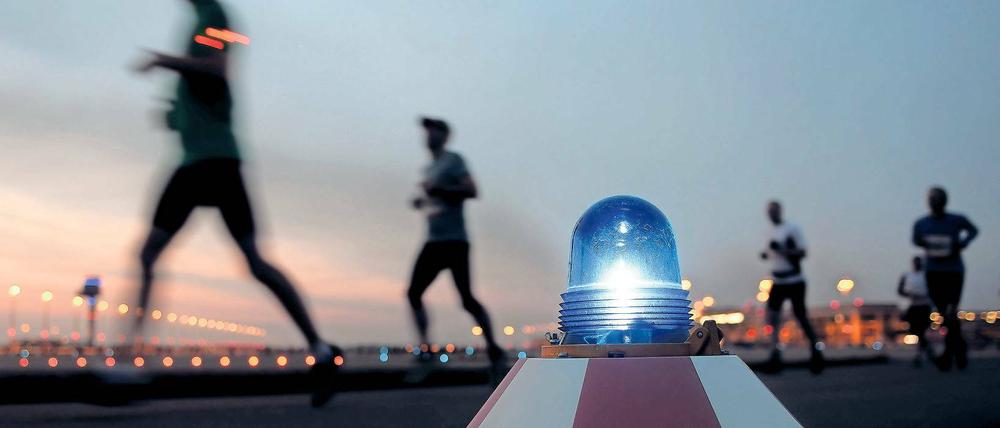 Ohne Garantie. Daniel Abbou zufolge gibt es große Anstrengungen, den BER 2017 zu eröffnen. Doch niemand, der nicht „medikamentenabhängig“ ist, werde dazu konkrete Garantien abgeben. Zumindest kann man über die Startbahn schon laufen, wie hier beim Airport Run am vergangenen Samstag.