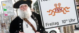 Rüdiger Weida von der "Kirche des fliegenden Spaghettimonsters" wollte in Templin mit diesen Schildern werben.