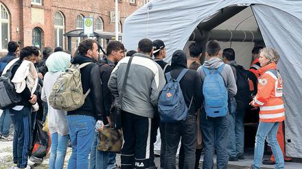 Nicht sicher. Nach ihrer Ankunft mit einem Zug aus München warten Flüchtlinge vor einem Zelt zur Erstaufnahme. Frauen sind in Eisenhüttenstadt vor sexuellen Übergriffen nicht ausreichend geschützt. Der Betreiber der Einrichtung steht in der Kritik.