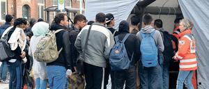 Nicht sicher. Nach ihrer Ankunft mit einem Zug aus München warten Flüchtlinge vor einem Zelt zur Erstaufnahme. Frauen sind in Eisenhüttenstadt vor sexuellen Übergriffen nicht ausreichend geschützt. Der Betreiber der Einrichtung steht in der Kritik.