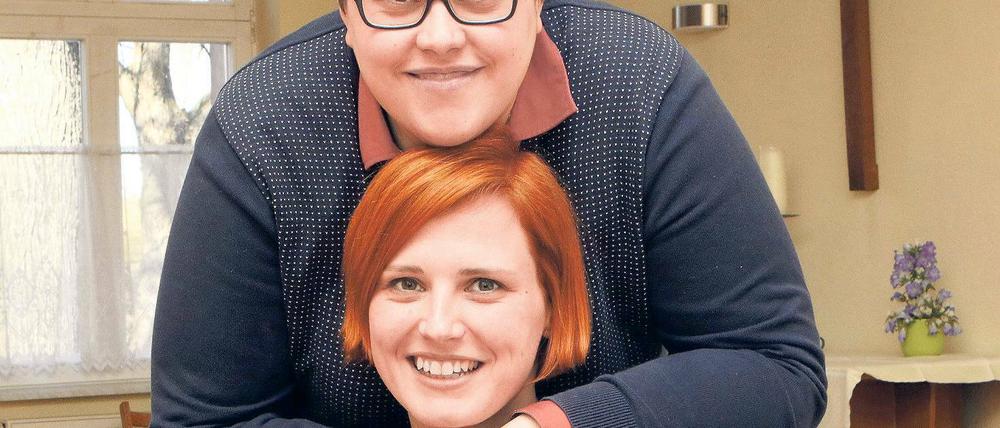 Würden sich trauen. Pfarrerin Ellen Radtke (o.) und ihre Frau Stefanie würden in Golzow gern kirchlich heiraten und nicht nur eingetragene Lebenspartner sein.