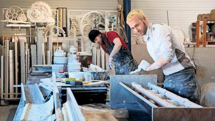 Handwerk in rot. Die 13 Gewerbeflächen, die knapp 200 Quadratmeter groß sind, werden von verschiedenen Firmen gemietet. So arbeiten Mitarbeiter der Stuckateurfirma Lenk &amp; Franz (o.) genauso in den Hallen wie die der Druckerei Steffen.