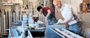Handwerk in rot. Die 13 Gewerbeflächen, die knapp 200 Quadratmeter groß sind, werden von verschiedenen Firmen gemietet. So arbeiten Mitarbeiter der Stuckateurfirma Lenk &amp; Franz (o.) genauso in den Hallen wie die der Druckerei Steffen.