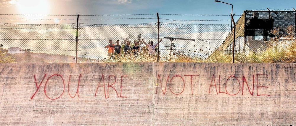 Hoffnung hinterm Stacheldraht. Auf seiner Reise entlang der Balkanroute hat Erik Marquardt emotionale Momente der Flüchtenden eingefangen. Einige Fotos wie diese Aufnahme vom Camp Moria auf Lesbos sind fast schön.
