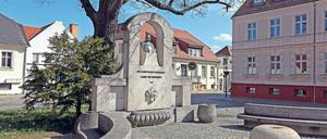 Belebung fehlgeschlagen. Laut sind in der Teltower Altstadt weder lachende Kinder noch verweilende Erwachsene – sondern vor allem der Durchgangsverkehr. Viele Anwohner ärgern sich jetzt über die Kosten für eine erneute Straßensanierung.