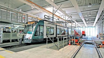 Zu klein. Ein Blick in die Tram-Werkstatt des Potsdamer Verkehrsbetriebs ViP in der Fritz-Zubeil- Straße. Die bald 40 Meter langen Combinos sind zu lang.