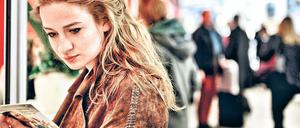 Kein Getöse. Nina Gummich muss abschalten können. Sonst würde sie vielleicht durchbrennen vor lauter Energie. Fragt man sie, was sie macht, wenn sie mal nicht probt, kommt die Antwort blitzschnell: „Schlafen. Erschöpfungsschlaf!“ Oder putzen. Auf der Bühne aber strahlt sie.