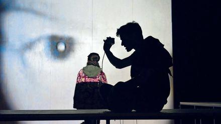 Erzählen – mit allen Mitteln. Jenny, gespielt von Juliane Götz (l.) und Asip, gespielt von Jan Jaroszek, treffen sich auf einer Brücke – als Jenny gerade springen will. Am Ende heilen sie sich gegenseitig. Regisseur Robert Neumann arbeitet dabei stilistisch eher reduziert.