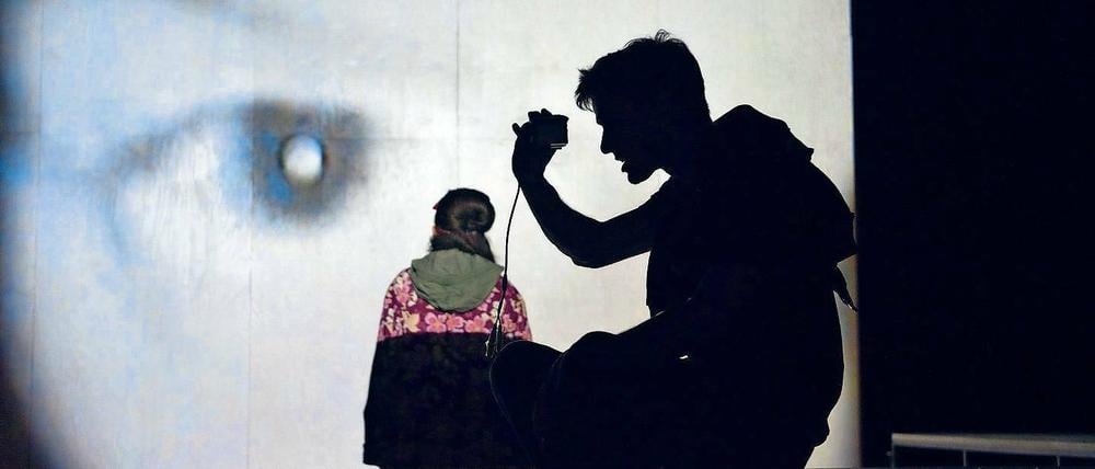 Erzählen – mit allen Mitteln. Jenny, gespielt von Juliane Götz (l.) und Asip, gespielt von Jan Jaroszek, treffen sich auf einer Brücke – als Jenny gerade springen will. Am Ende heilen sie sich gegenseitig. Regisseur Robert Neumann arbeitet dabei stilistisch eher reduziert.