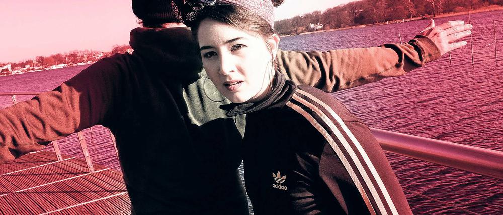 Nur Luxusprobleme? Als Jenny von einem Steg ins Wasser springen will, geht der aus Afghanistan stammende Asip dazwischen. Doch ganz versteht er ihre Probleme nicht, bei dem was er in Afghanistan durchlitten hat.