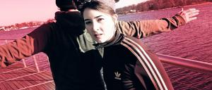 Nur Luxusprobleme? Als Jenny von einem Steg ins Wasser springen will, geht der aus Afghanistan stammende Asip dazwischen. Doch ganz versteht er ihre Probleme nicht, bei dem was er in Afghanistan durchlitten hat.