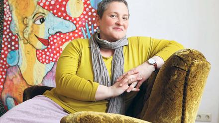 Büro-Pause. Annette Paul, Bildhauerin, Restauratorin und Geschäftsführerin, im „Wohnzimmer“ der Scholle 51. Das Künstlerhaus ist auch Sitz des Stadtteilnetzwerks.