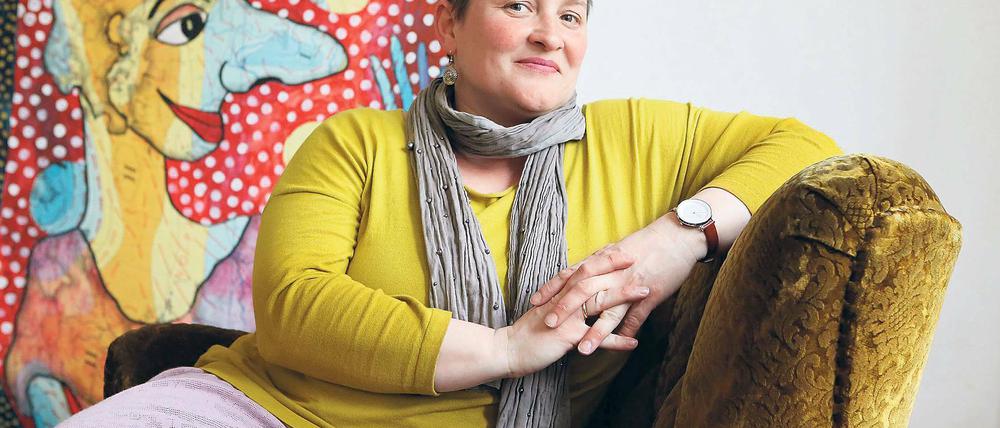 Büro-Pause. Annette Paul, Bildhauerin, Restauratorin und Geschäftsführerin, im „Wohnzimmer“ der Scholle 51. Das Künstlerhaus ist auch Sitz des Stadtteilnetzwerks.