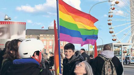 Klares Zeichen. Mehr als 500 Potsdamer demonstrierten am Donnerstagabend vor dem Filmmuseum gegen den Aufmarsch der islamfeindlichen Pogida. Auch der Liedermacher Konstantin Wecker kam vorbei.
