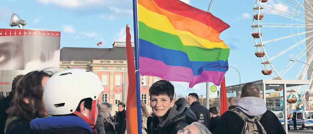 Klares Zeichen. Mehr als 500 Potsdamer demonstrierten am Donnerstagabend vor dem Filmmuseum gegen den Aufmarsch der islamfeindlichen Pogida. Auch der Liedermacher Konstantin Wecker kam vorbei.