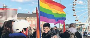 Klares Zeichen. Mehr als 500 Potsdamer demonstrierten am Donnerstagabend vor dem Filmmuseum gegen den Aufmarsch der islamfeindlichen Pogida. Auch der Liedermacher Konstantin Wecker kam vorbei.