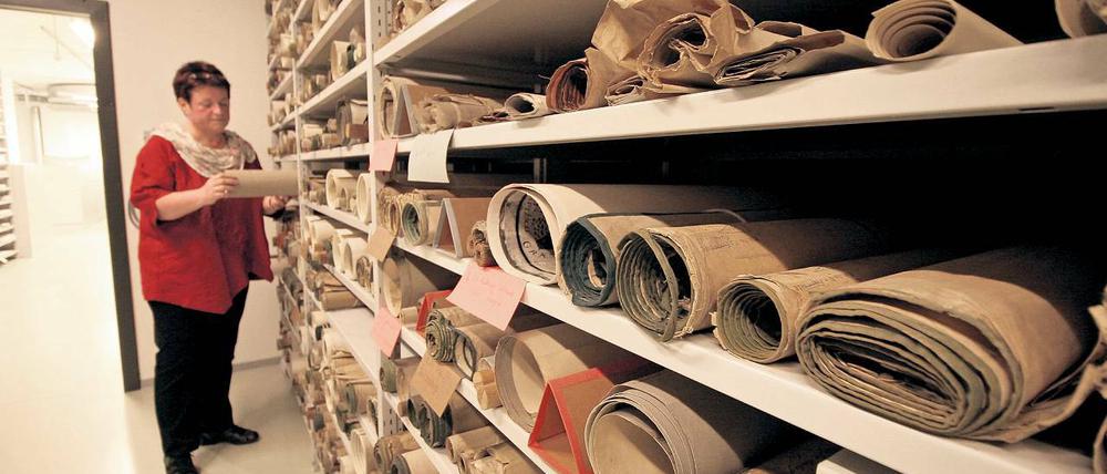 Ordnung in Rollen. 216 500 Karten und Pläne sowie 10 000 Urkunden beherbergt das Brandenburgische Landeshauptarchiv in seinen Magazinen. In einer extra eingerichten Kühlkammer in dem Gebäude im Wissenschaftspark Golm lagern die empfindlichen Film- und Fotodokumente.