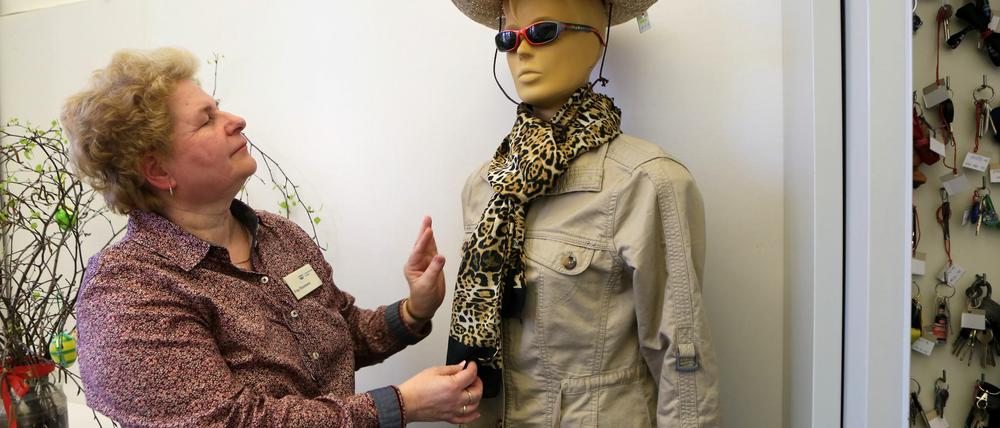 Einige Kleidungsstücke werden von Silvia Rissmann mit Hilfe der Modepuppe "Chantal" präsentiert.