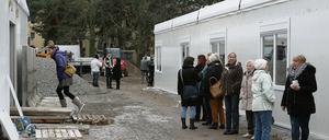 Seit einigen Monaten leben Flüchtlinge in der Leichtbauhalle in Babelsberg - hier zu sehen beim Tag der offenen Tür. Bald soll die leergezogen werden.