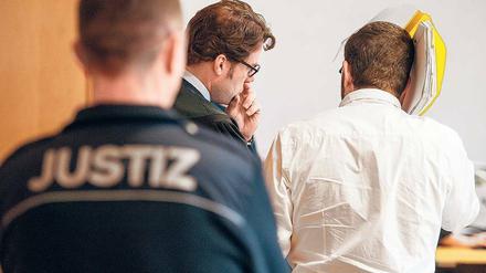 Fall mit Nachspiel. Nach dem Maskenmann-Prozess ermittelt die Staatsanwaltschaft jetzt gegen drei Polizisten der Mordkommission. Sie werden verdächtigt, falsch ausgesagt zu haben.