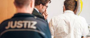 Fall mit Nachspiel. Nach dem Maskenmann-Prozess ermittelt die Staatsanwaltschaft jetzt gegen drei Polizisten der Mordkommission. Sie werden verdächtigt, falsch ausgesagt zu haben.