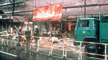 Nach der Tat. So sah es vor der Diskothek „La Belle“ am 5. April 1986 in Berlin-Friedenau aus. Bei dem Bombenanschlag wurden drei Menschen getötet und zahlreiche weitere zum Teil schwer verletzt.