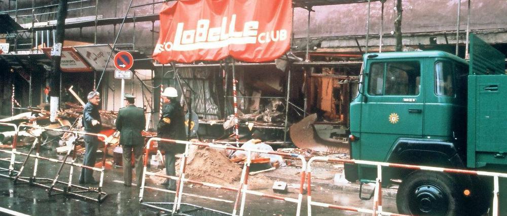 Nach der Tat. So sah es vor der Diskothek „La Belle“ am 5. April 1986 in Berlin-Friedenau aus. Bei dem Bombenanschlag wurden drei Menschen getötet und zahlreiche weitere zum Teil schwer verletzt.