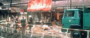 Nach der Tat. So sah es vor der Diskothek „La Belle“ am 5. April 1986 in Berlin-Friedenau aus. Bei dem Bombenanschlag wurden drei Menschen getötet und zahlreiche weitere zum Teil schwer verletzt.