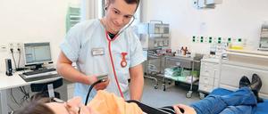 Nah dran. Krankenpflege-Azubi Justus Dreier im Einsatz im Potsdamer St. Josefs- Krankenhaus. Der 21-Jährige misst einer Patientin in der Notaufnahme den Blutdruck.