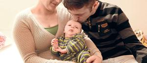 Die Familie Oruci mit ihrem jüngsten Spross, dem sie einen deutschen Namen gegeben hat. Der zweite Sohn Bashkim konnte zum Fototermin nicht kommen, weil er in der Kita war.
