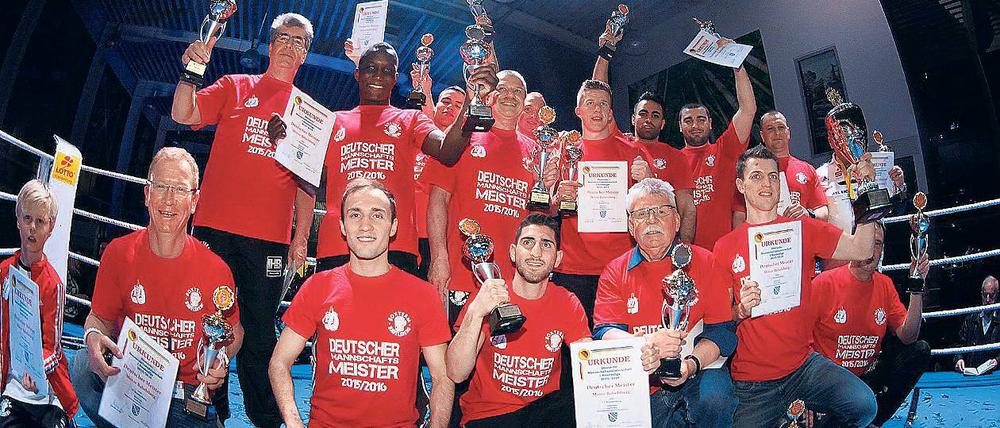 Historischer Triumph. Zum ersten Mal hat Motor Babelsberg die deutsche Mannschaftsmeisterschaft gewonnen. Gegen Nordhausen eröffnete Team-Kapitän Atdhe Gashi (rechts oben) den Babelsberger Siegesreigen. Mit dem Titelgewinn ist ein großer sportlicher Lebenstraum von Motor-Trainer Ralph Mantau (rechts unten) in Erfüllung gegangen.