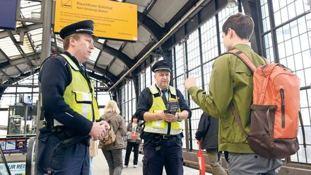 Sie meinen es ernst. 20 Mitarbeiterteams der S-Bahn kontrollieren seit Montag das Rauchverbot auf Berlins Bahnhöfen. Das gilt zwar schon länger – Bußgelder müssen ertappte Raucher aber erst seit dieser Woche zahlen.