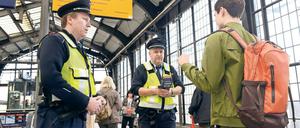 Sie meinen es ernst. 20 Mitarbeiterteams der S-Bahn kontrollieren seit Montag das Rauchverbot auf Berlins Bahnhöfen. Das gilt zwar schon länger – Bußgelder müssen ertappte Raucher aber erst seit dieser Woche zahlen.
