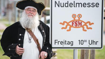 Rüdiger Weida von der "Kirche der fliegenden Spaghettimonster" will mit einem Schild für die "Nudelmesse" in Templin werben.