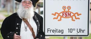 Rüdiger Weida von der "Kirche der fliegenden Spaghettimonster" will mit einem Schild für die "Nudelmesse" in Templin werben.