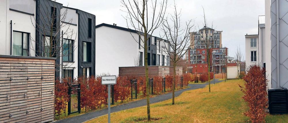 Neu und teuer. Die Nebenkosten für Mieter im Teltower Mühlenviertel sind deutlich höher als beim Bau der Häuser angenommen. Zum wiederholten Male flatterten den Mietern hohe Abrechnungen ins Haus. Eine neue Anlage, die die Kosten für die Fernwärme senken soll, wird derzeit erprobt.