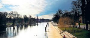 Die aufgehübschte Stadt. Auf Loriots Spuren kann man heute durch Brandenburg an der Havel laufen: 14 Bronze-Möpse spielen Wegweiser – eine Erinnerung an Vicco von Bülow, der hier geboren wurde. Unterhalb der Jahrtausendbrücke kann man am Wasser flanieren. Und das restaurierte einstige Dominikaner-Kloster St. Pauli am Stadtkanal beherbergt seit 2007 das Archäologische Landesmuseum.