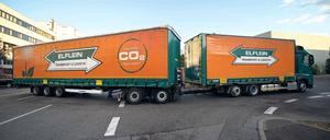 Streitobjekt mit Länge. Befürworter erwarten, dass die neuen Lang-Lkws besser für das Klima sind als mehrere kleinere Laster. Die Gegner befürchten hingegen steigende Treibhausgas-Emissionen durch eine Zunahme des Güterverkehrs auf der Straße.